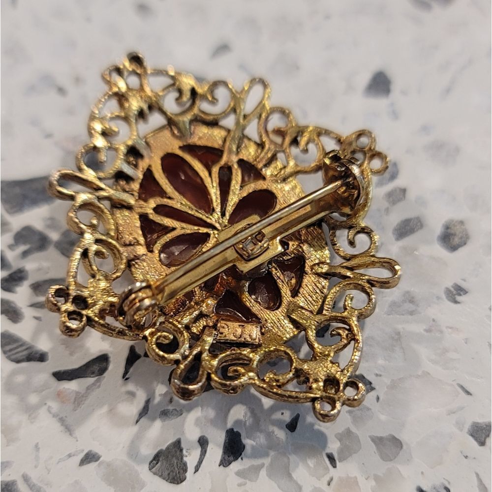 JJ. Cameo Brooch - Picture 6 of 6